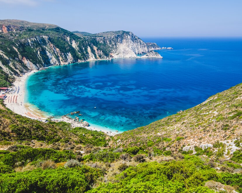 Myrtos Beach, wunderschöner Strand in einer Bucht | © Envato