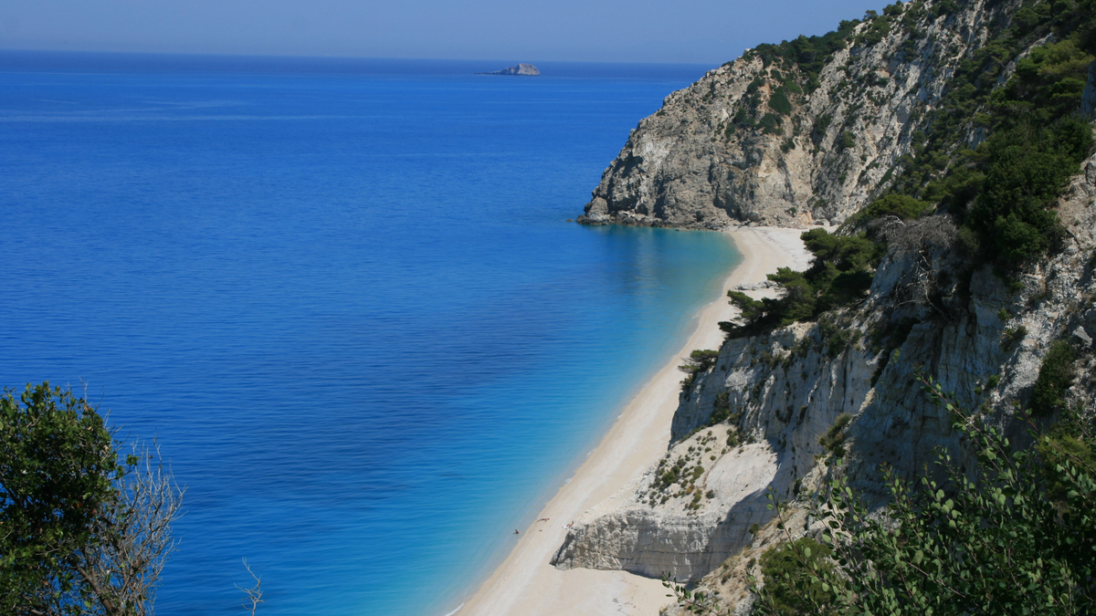 weißer, menschenleerer Sandstrand und dunkelblaues Meer | © Rhomberg Reisen