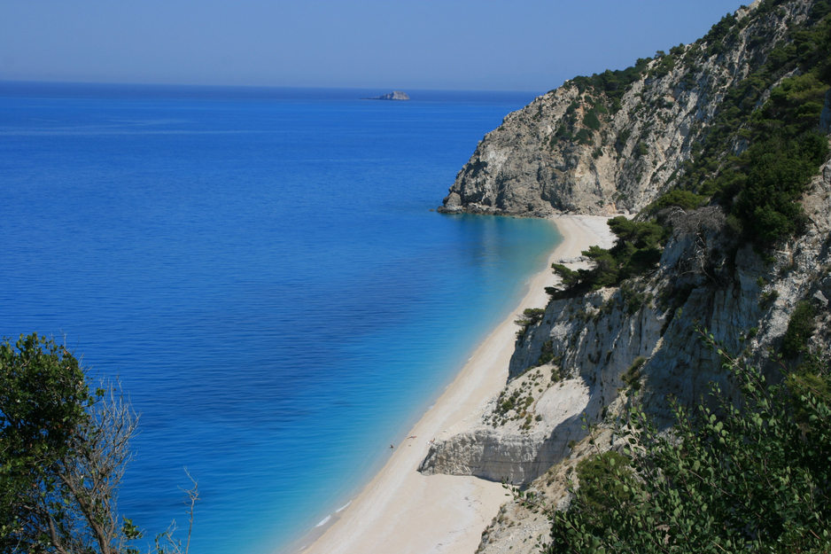 weißer, menschenleerer Sandstrand und dunkelblaues Meer | © Rhomberg Reisen