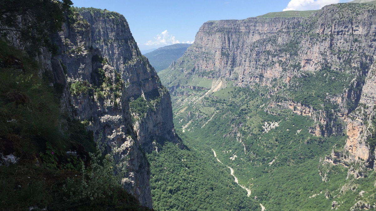 das grüne Tal der Vikus-Schlucht  | © Rhomberg Reisen