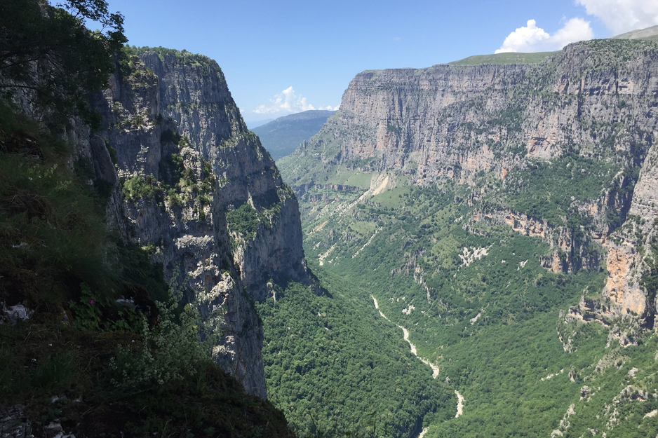 das grüne Tal der Vikus-Schlucht  | © Rhomberg Reisen