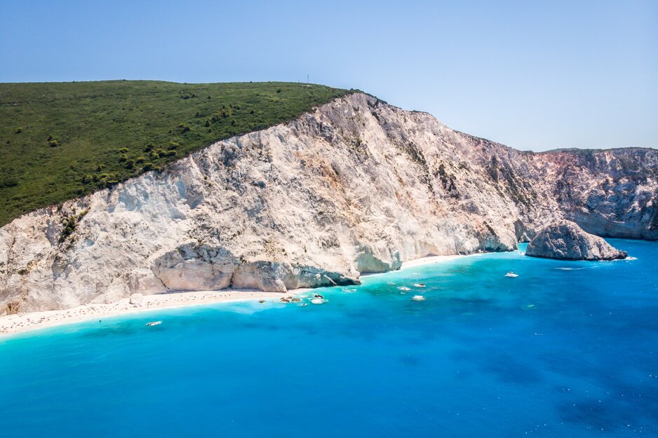 weiße Klippen, Sandstrand und dunkelblaues Meer | © Pexels