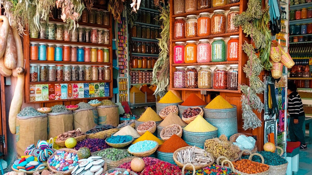 Markt in Marrakesch mit Gewürzen und Handwerk | © Foto von <a href="https://unsplash.com/it/@zakariaedaoui?utm_source=unsplash&utm_medium=referral&utm_content=creditCopyText">zakariae daoui</a> auf <a href="https://unsplash.com/de/fotos/Dql2_LN5sRg?utm_source=unsplash&utm_medium=referral&utm_content=creditCopyText">Unsplash</a>   