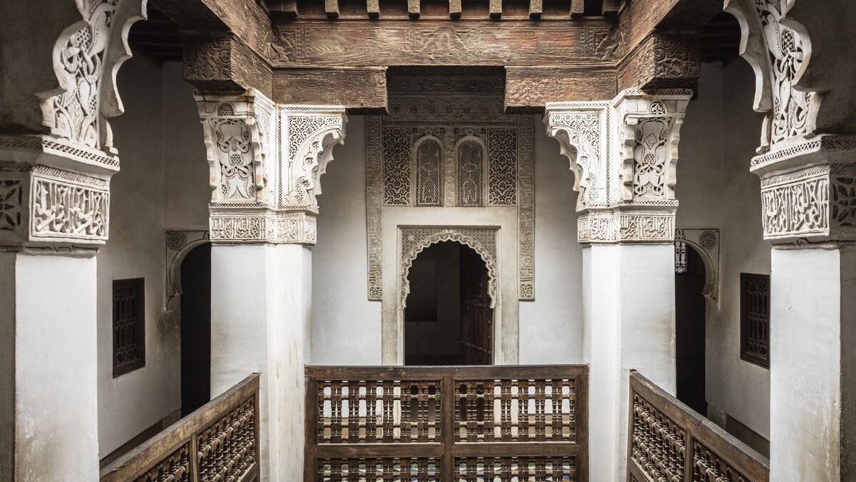 Hölzerner Balkon in der Ali Ben Youssef Koran Schule | © Envato Elements