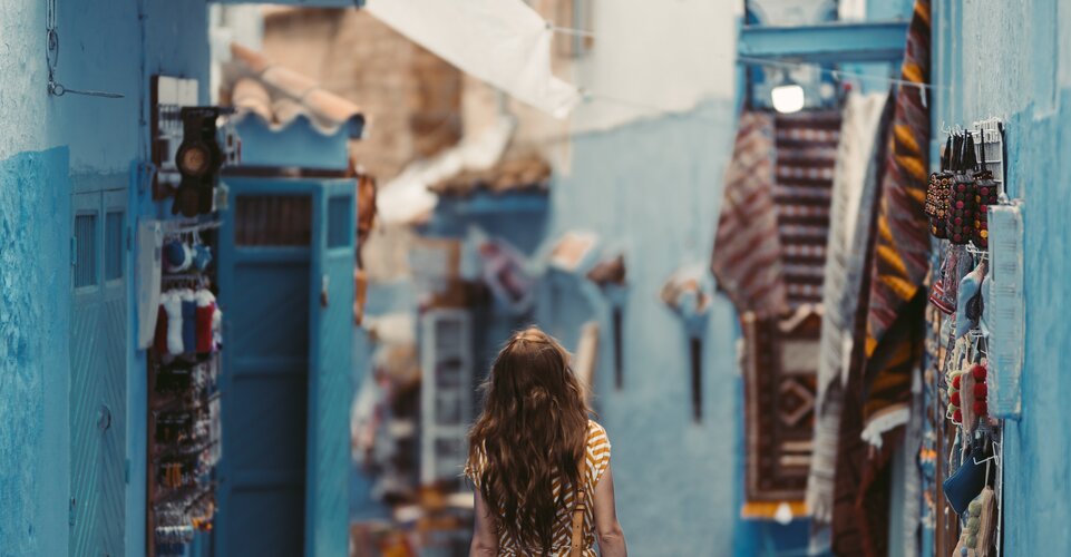 Touristin schlendert durch blaue Gasse in Marrakesch | © Pexels