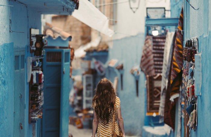 Touristin schlendert durch blaue Gasse in Marrakesch | © Pexels