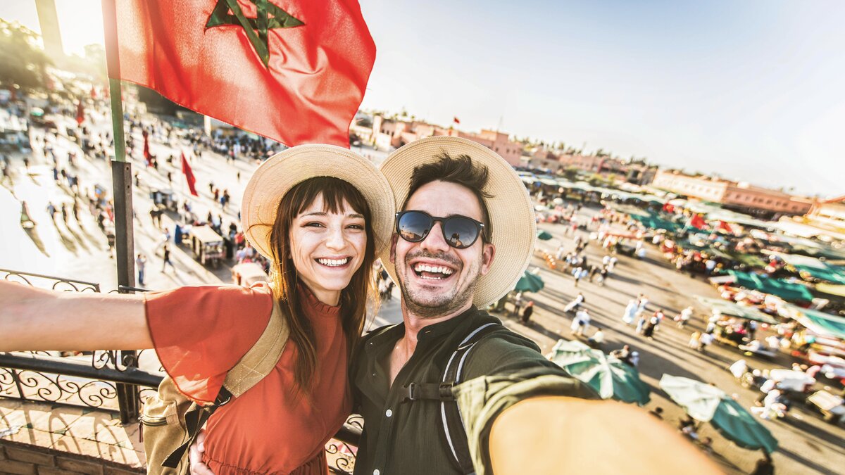 Junges Touristenpaar macht Selfie vor dem Gauklerplatz in Marrakesch | © Envato Elements