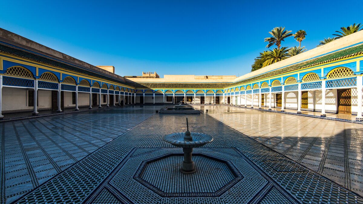 Springbrunnen im Innenhof des Bahia Palasts in Marrakesch | © Envato elements