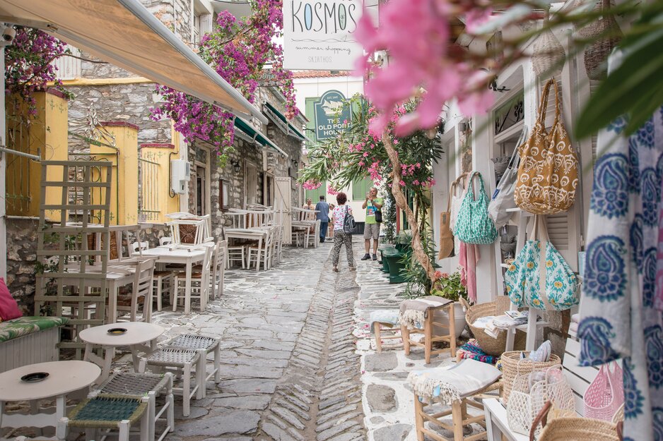 Gasse mit Tischen und Läden | © Springer Reisen