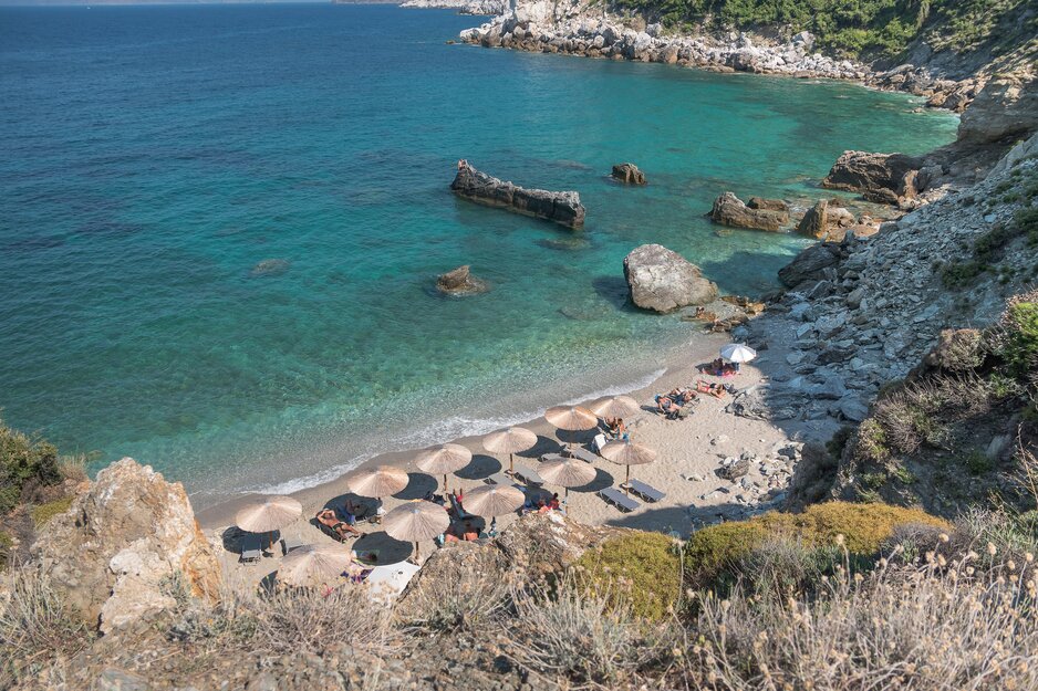 Strand mit Sonnenschirmen | © Envato