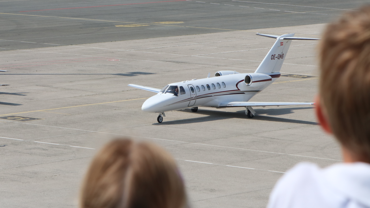 Kinder_schauen_von_Dachterrasse_aufs_Vorfeld | © Flughafen Linz GesmbH