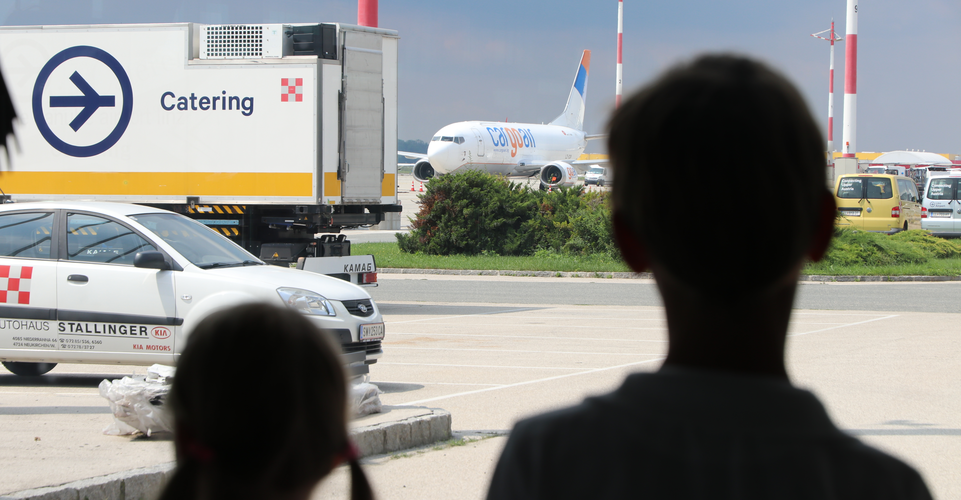 Kinder_schauen_aufs_Vorfeld | © Flughafen Linz GesmbH