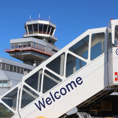 Fluggasttreppe vor Tower | © Flughafen Linz