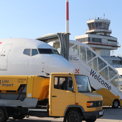 Ground Power Unit, Fluggasttreppe vor Flugzeug | © Flughafen Linz