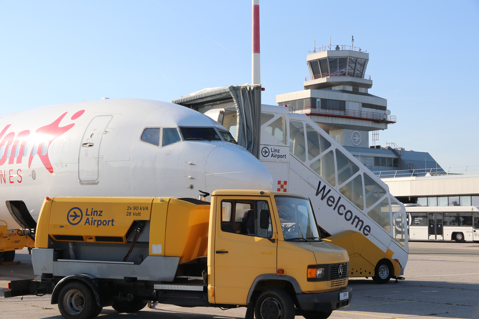 Ground Power Unit, Fluggasttreppe vor Flugzeug | © Flughafen Linz