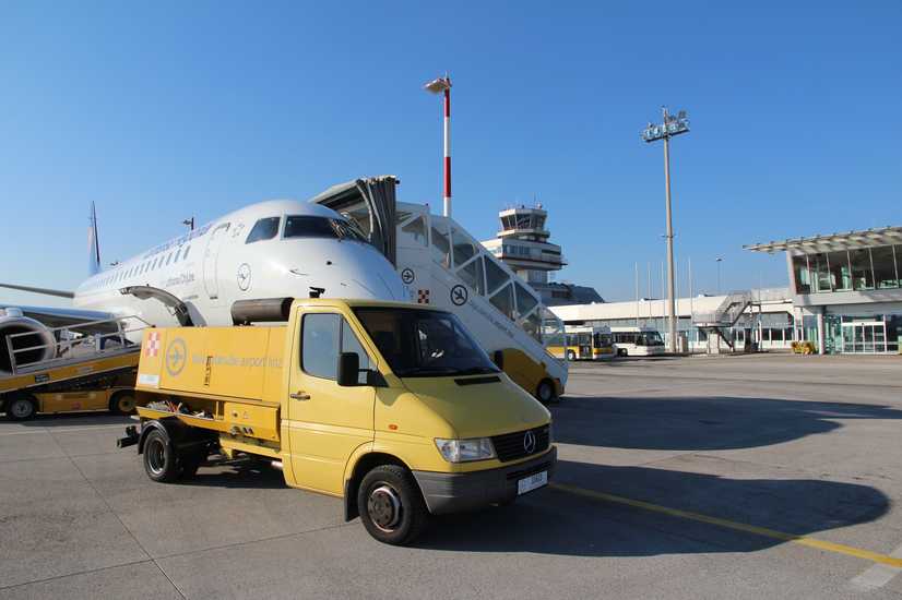 Ground Power Unit, Fluggasttreppe vor Flugzeug | © Flughafen Linz